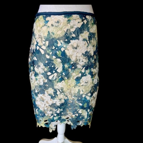 M.S.S.P lace overlay scalloped hem skirt. Good condition. Size 6. - Picture 1 of 8